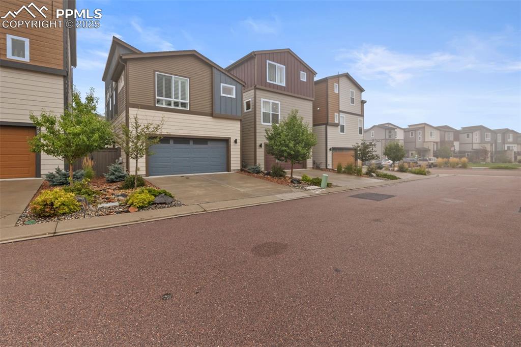 Image 6 of 40: Garage