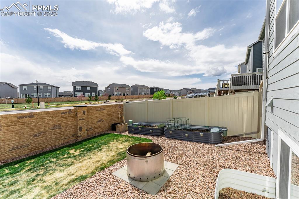 Image 31 of 38: Yard