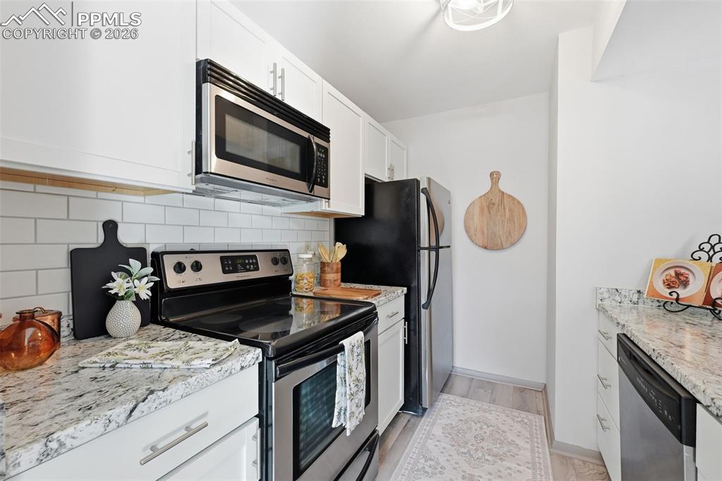 Image 11 of 26: Stainless Steel appliances