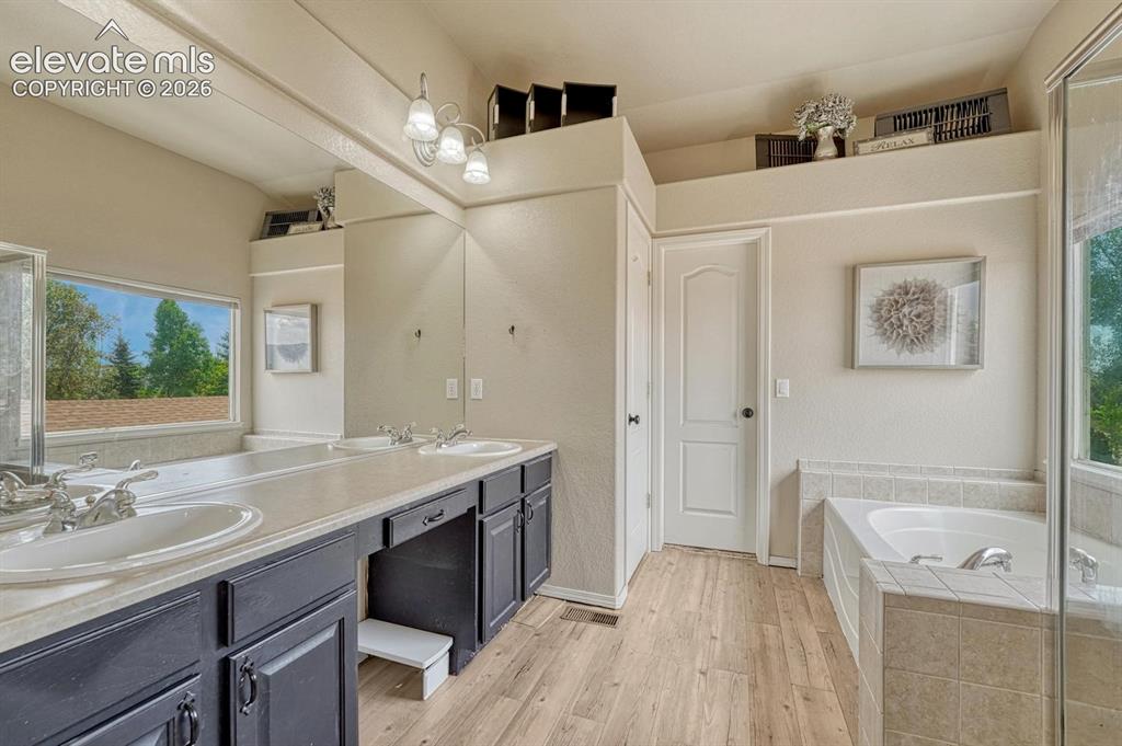Image 18 of 48: Bathroom