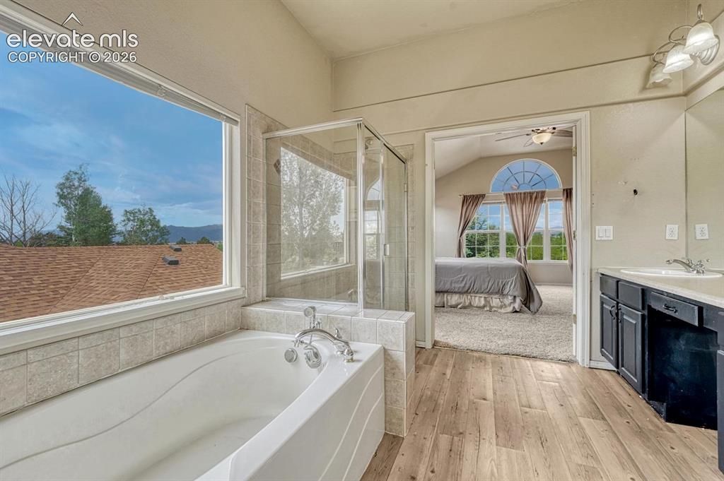 Image 19 of 48: Bathroom