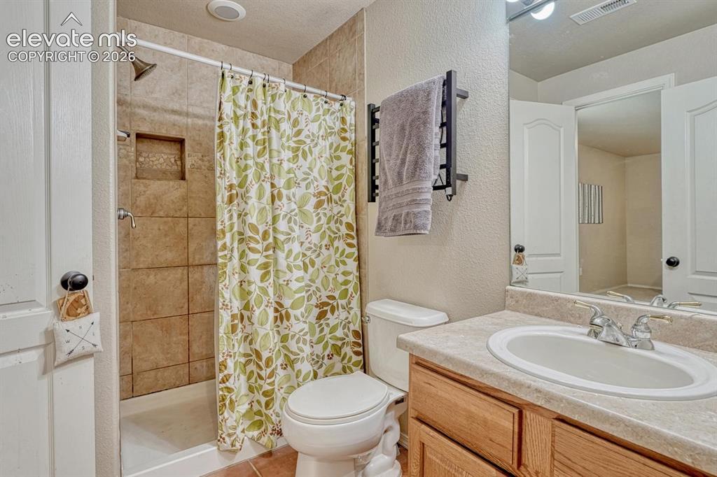Image 34 of 48: Bathroom