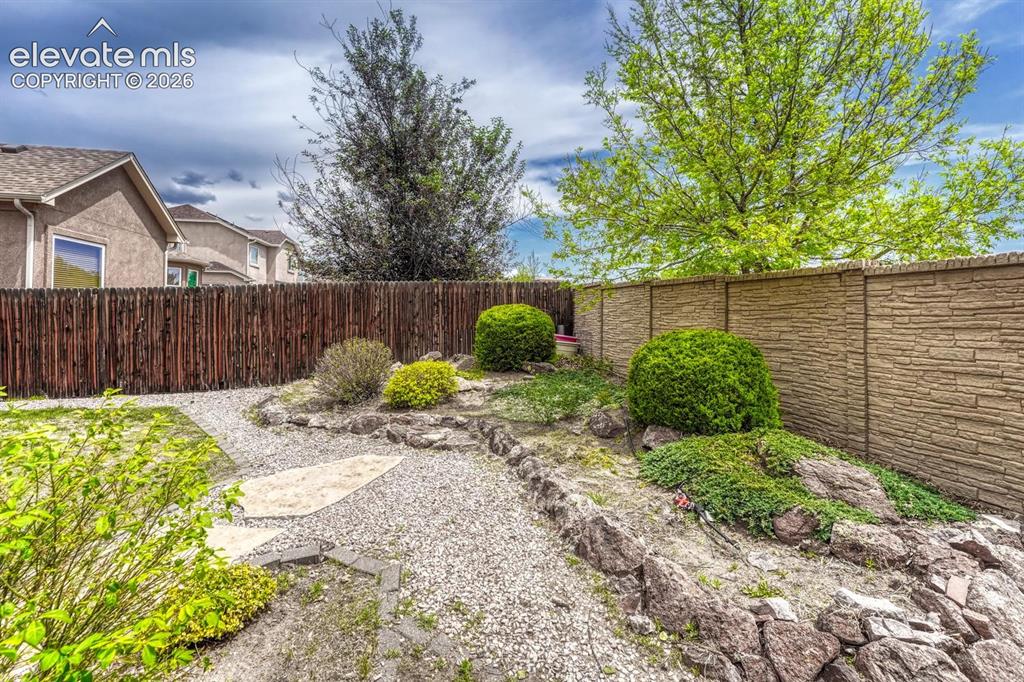 Image 38 of 48: Yard