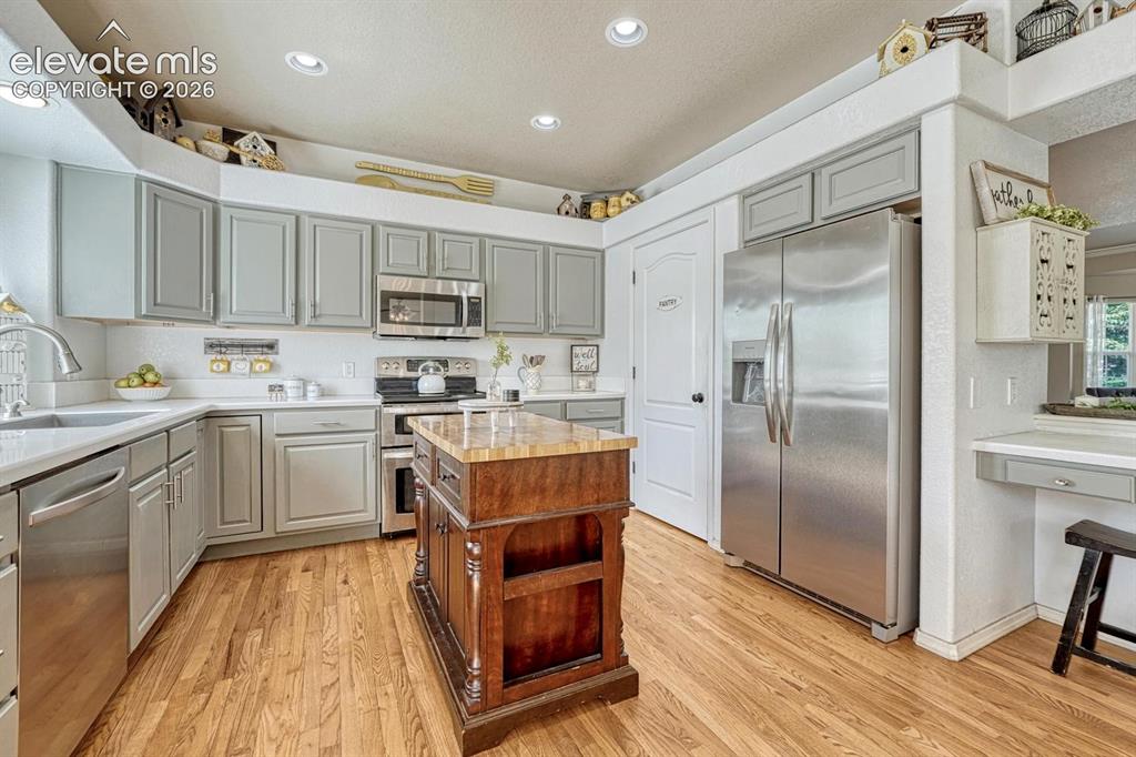 Image 9 of 48: Kitchen