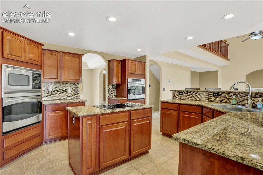 Image 10 of 50: Kitchen