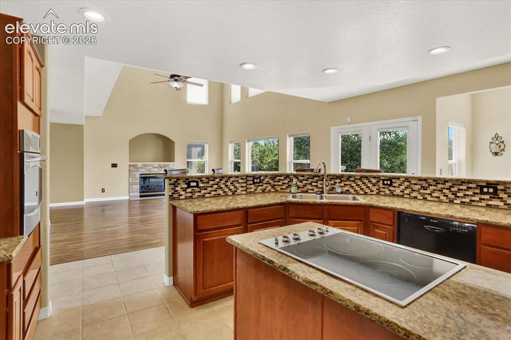 Image 11 of 50: Kitchen