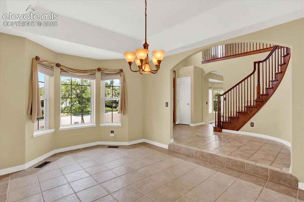 Image 15 of 50: Dining Room