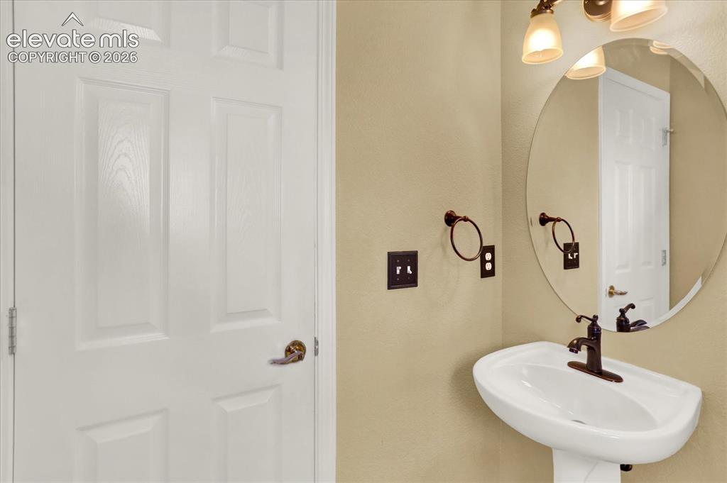 Image 17 of 50: Bathroom