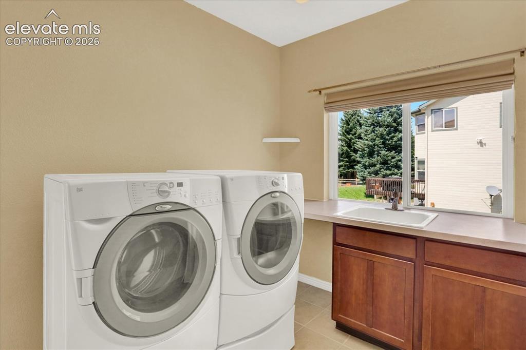 Image 18 of 50: Laundry