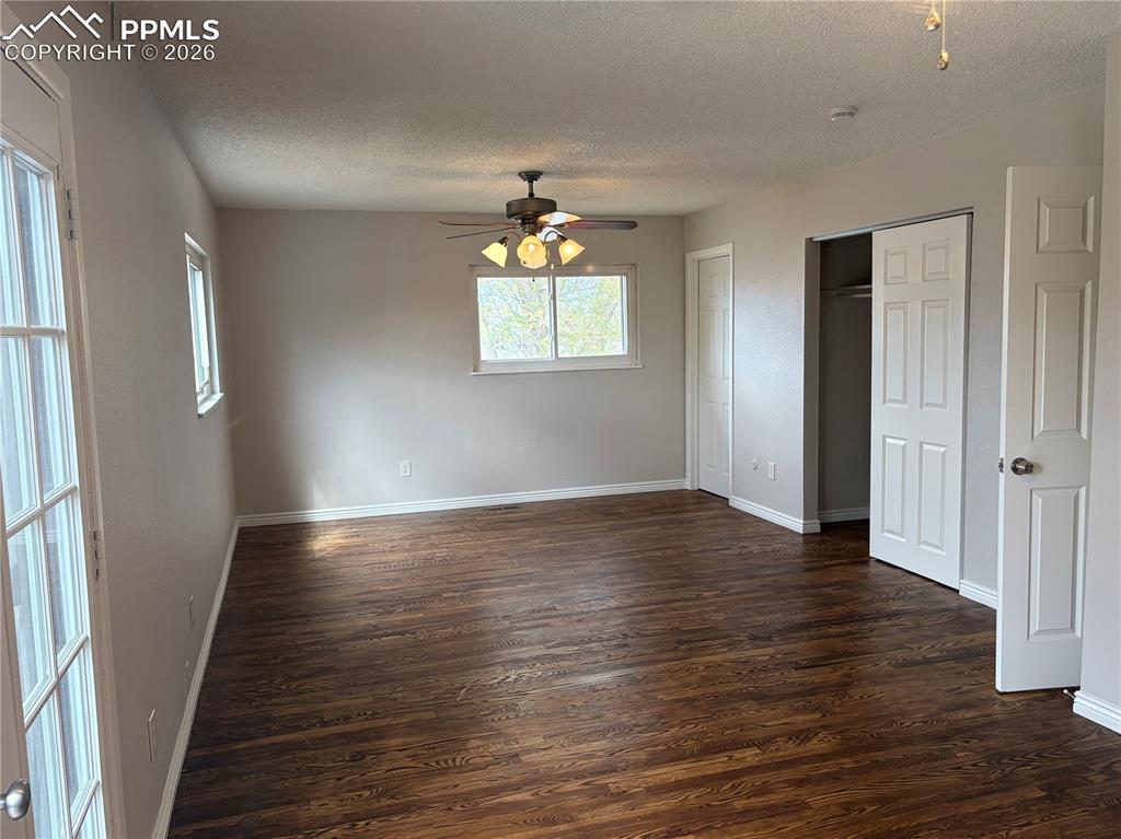 Image 10 of 24: Kitchen