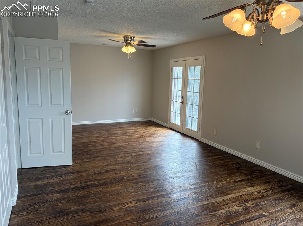 Image 18 of 24: Bedroom