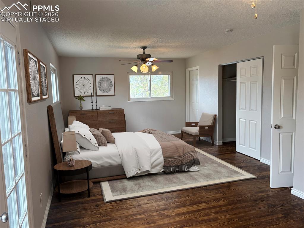 Image 9 of 24: Living Room