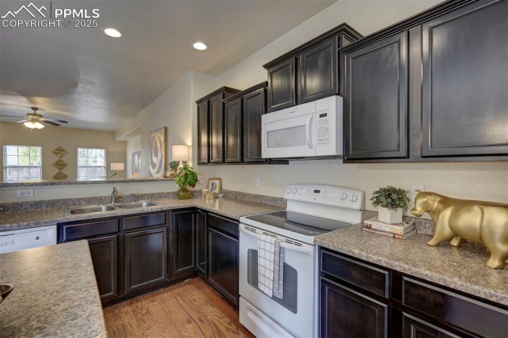 Image 11 of 46: Dining Area