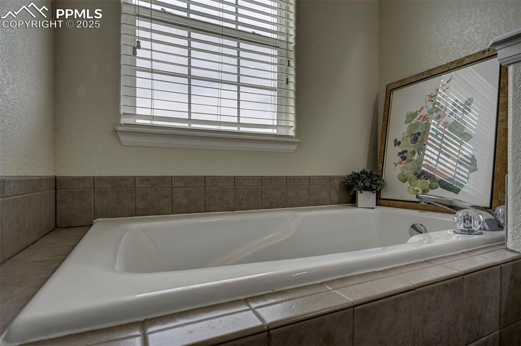 Image 21 of 46: Bathroom