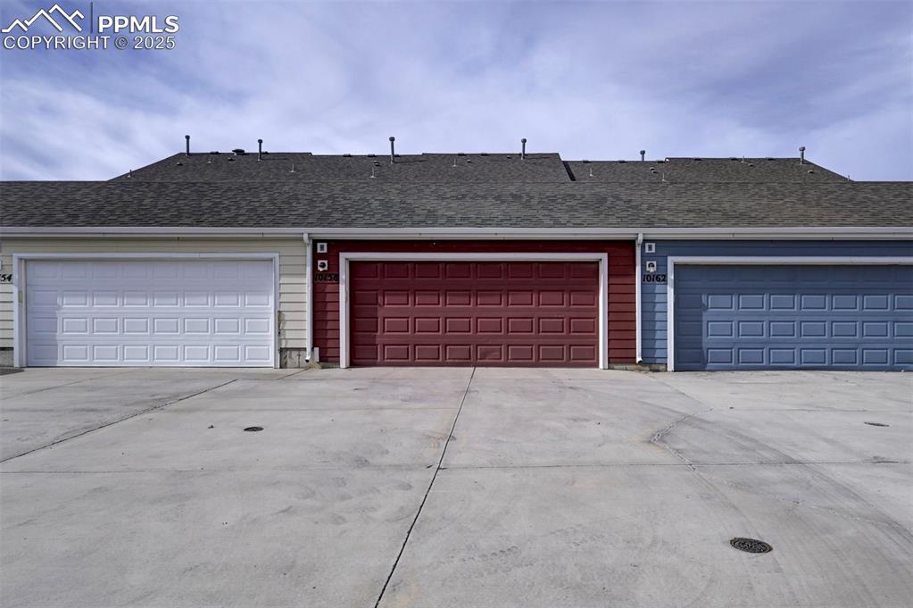 Image 36 of 46: Garage