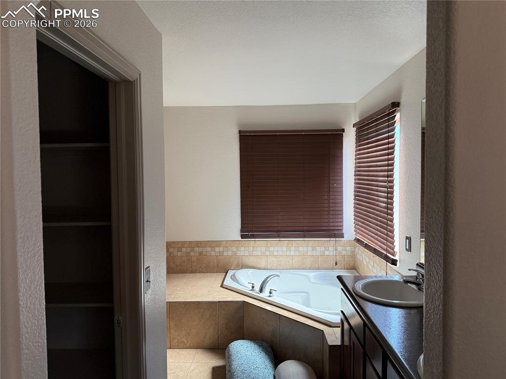 Image 11 of 28: Bathroom