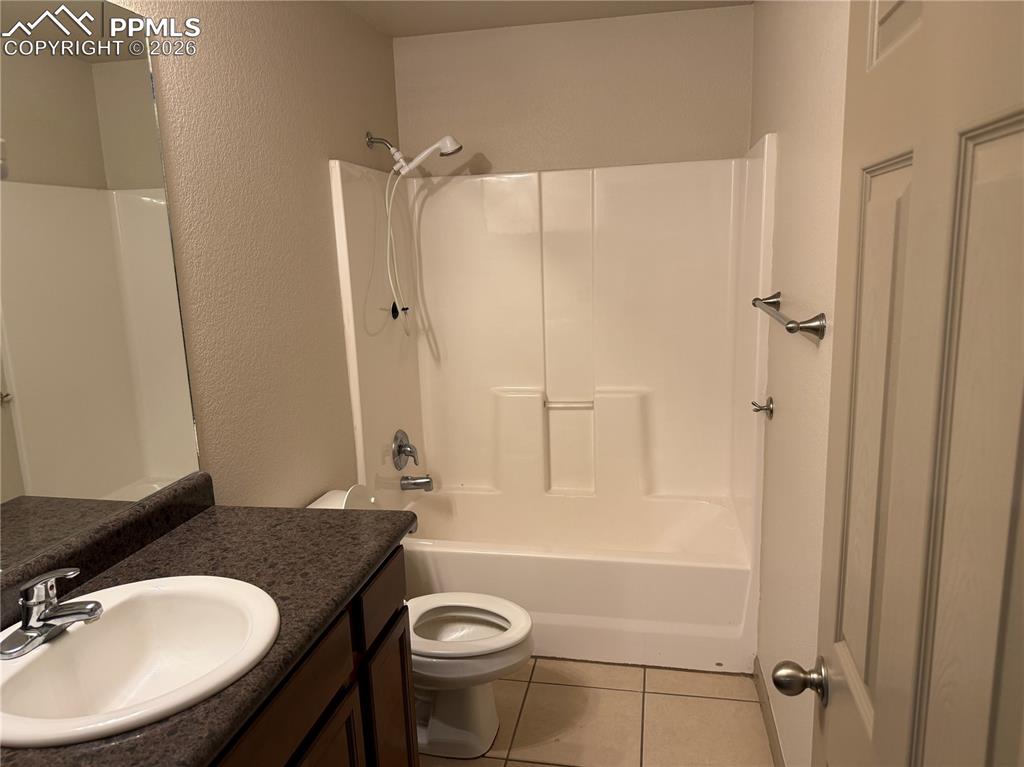 Image 16 of 28: Bathroom