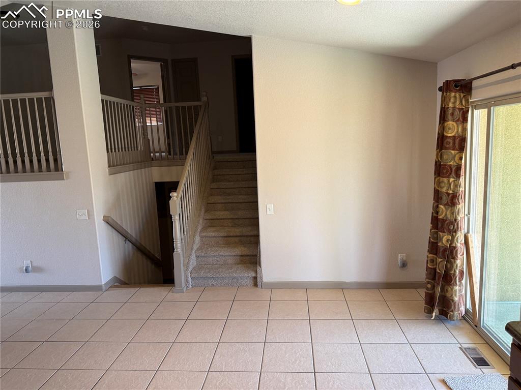 Image 4 of 28: Dining Area