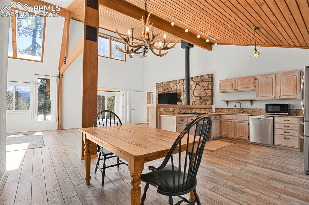 Image 10 of 48: Dining Area