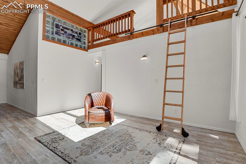 Image 18 of 48: Sitting Room