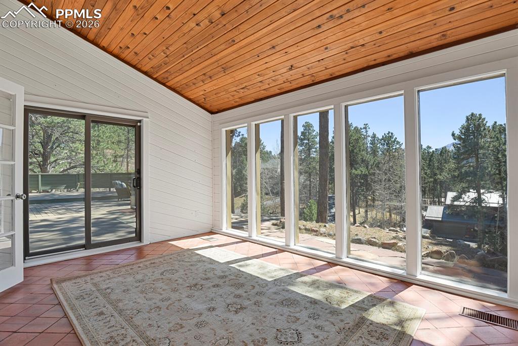 Image 21 of 48: Sun Room