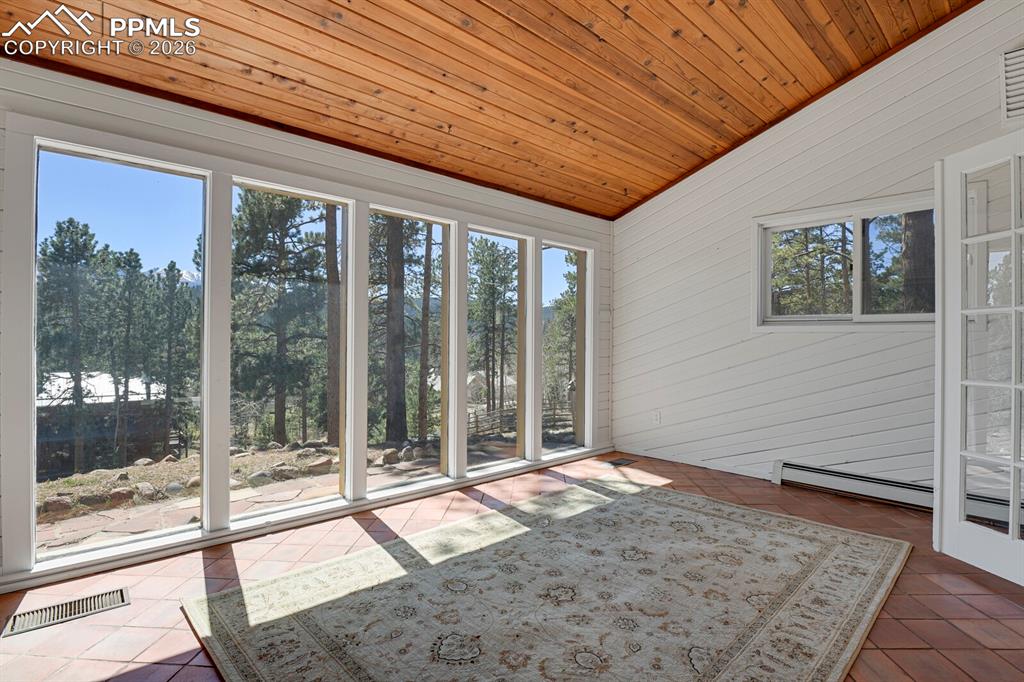 Image 22 of 48: Sun Room
