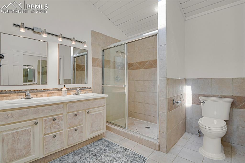Image 25 of 48: Bathroom