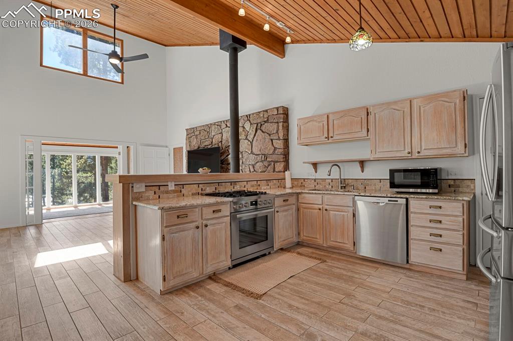 Image 7 of 48: Kitchen