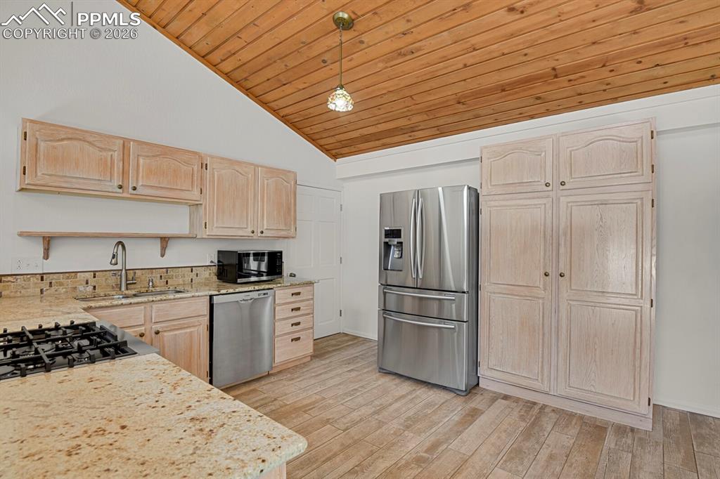 Image 8 of 48: Kitchen