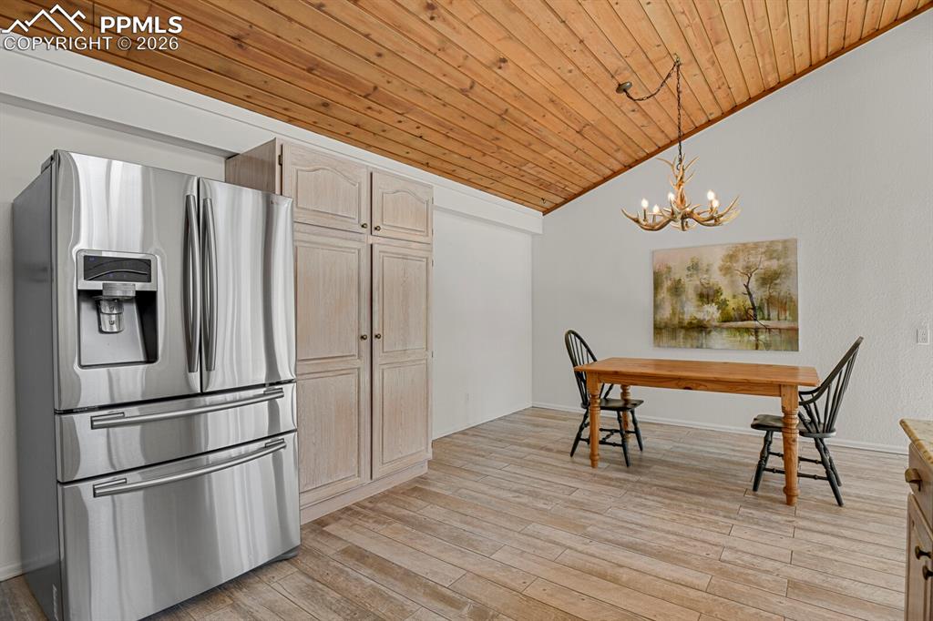 Image 9 of 48: Dining Area