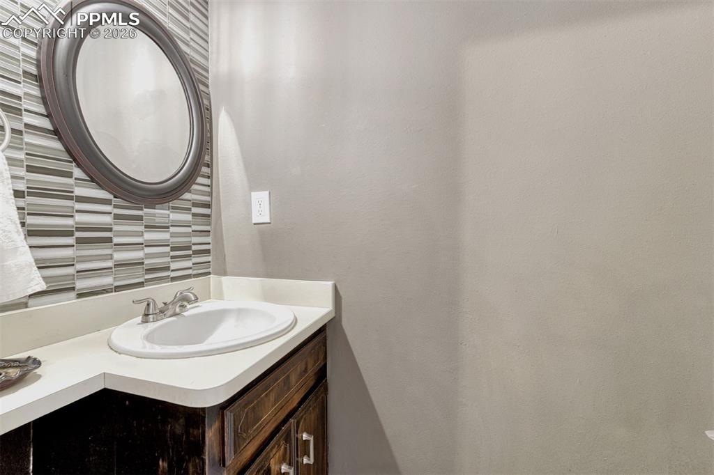 Image 16 of 44: Bathroom