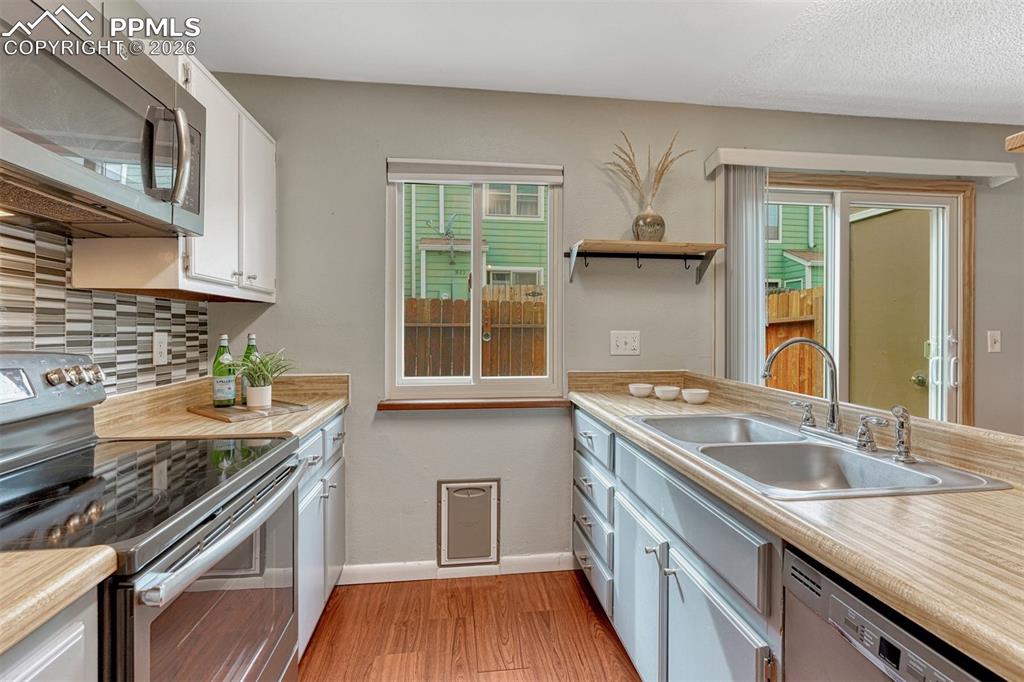 Image 17 of 44: Kitchen