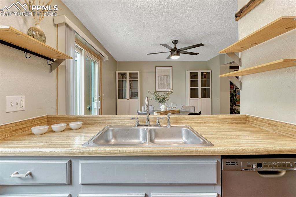 Image 18 of 44: Kitchen