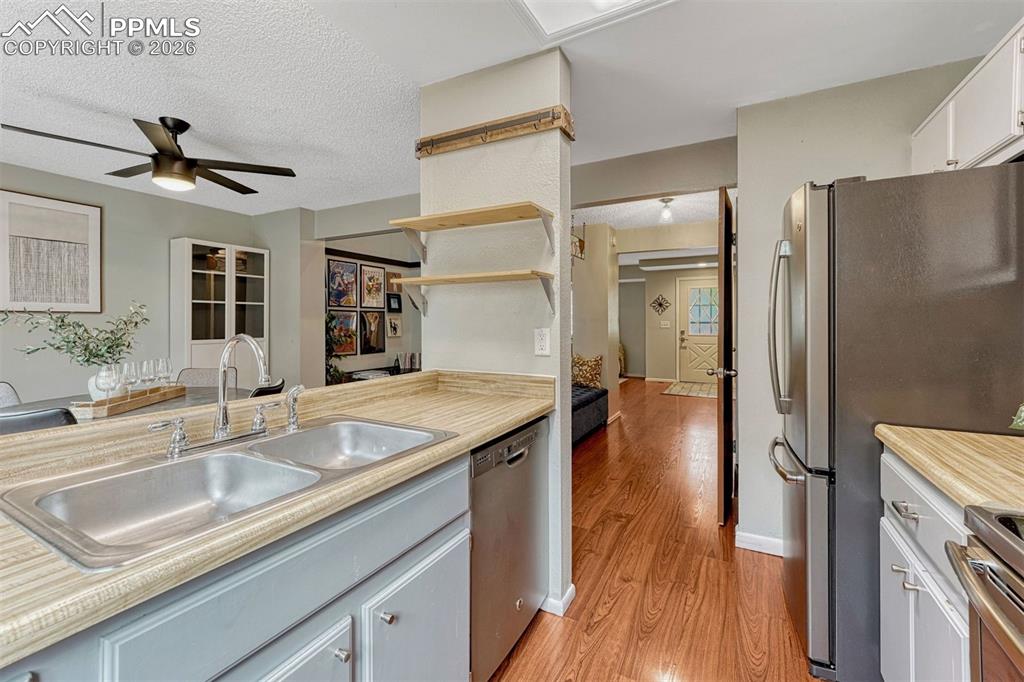 Image 20 of 44: Kitchen