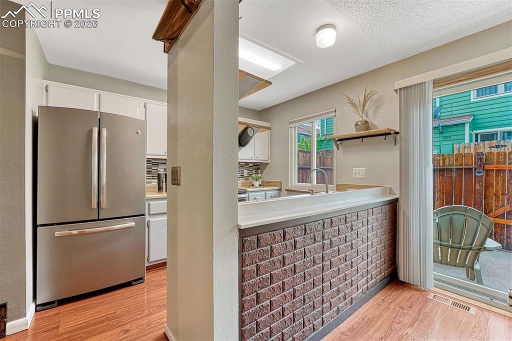 Image 21 of 44: Kitchen