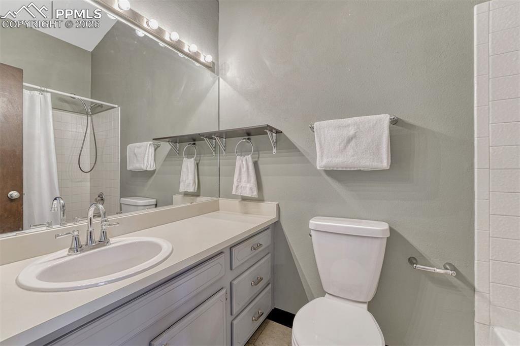 Image 26 of 44: Bathroom