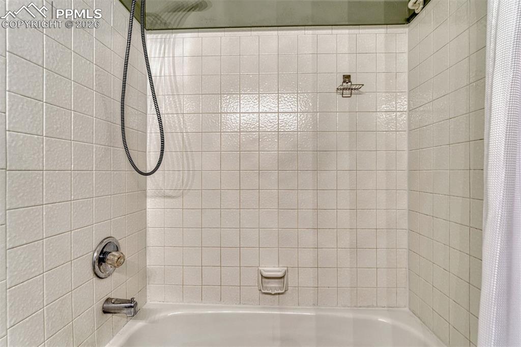 Image 27 of 44: Bathroom