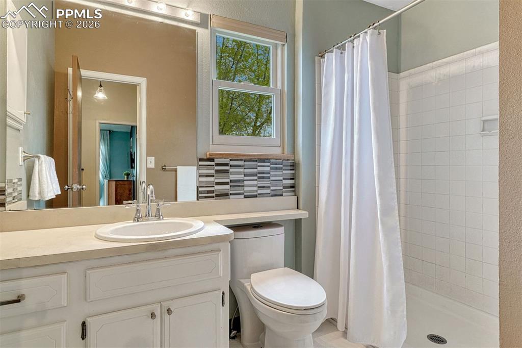 Image 30 of 44: Bathroom