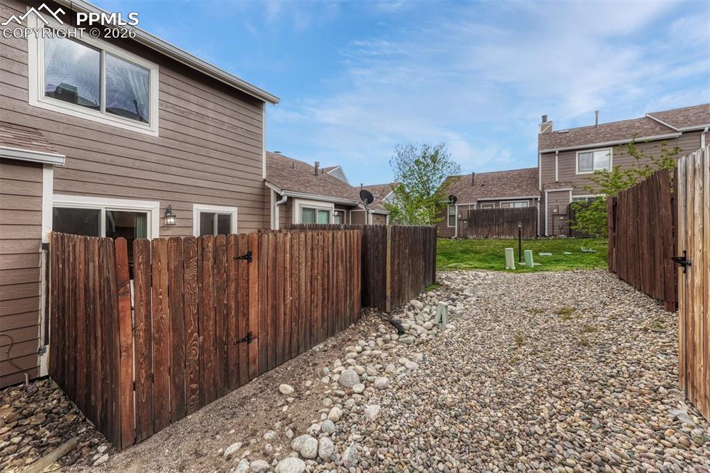 Image 38 of 44: Yard