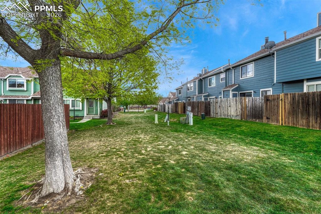 Image 39 of 44: Yard