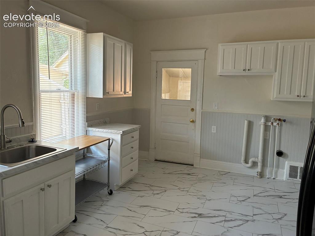 Image 10 of 26: Kitchen