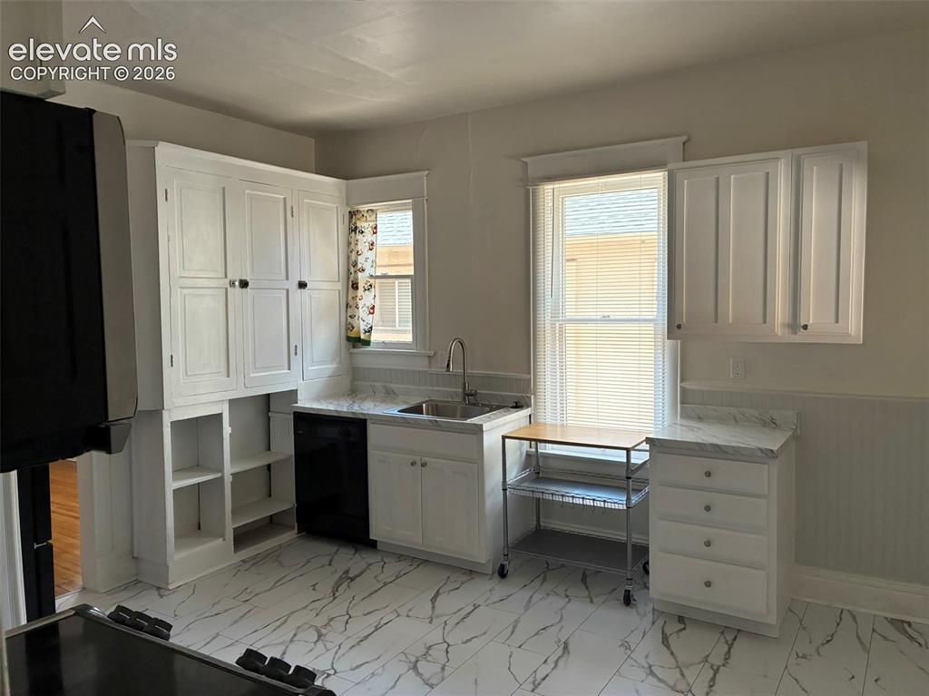Image 11 of 26: Kitchen