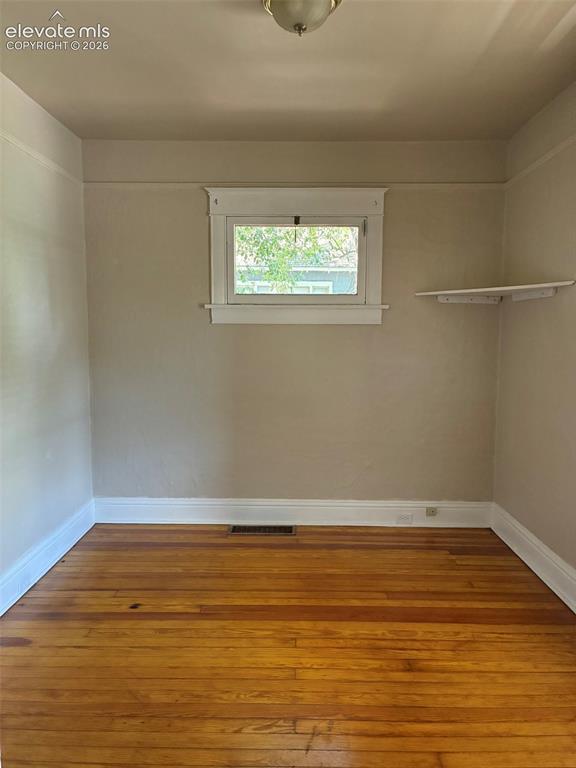 Image 13 of 26: Bedroom