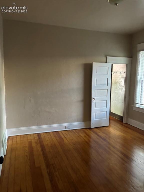 Image 14 of 26: Bedroom