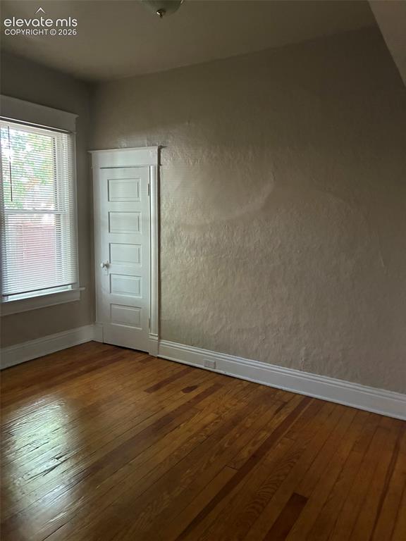 Image 15 of 26: Bedroom