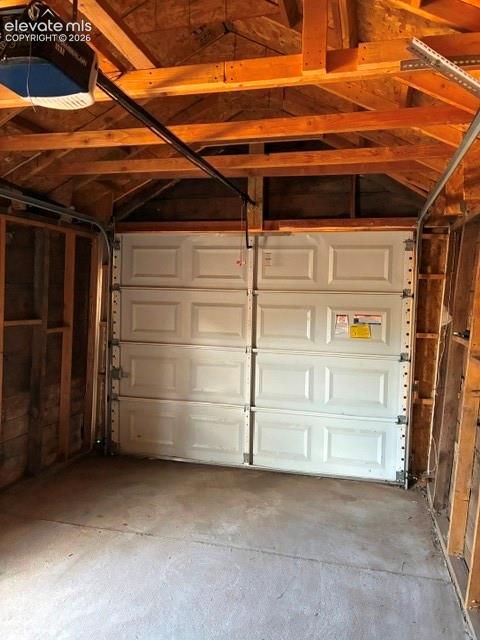 Image 25 of 26: Garage