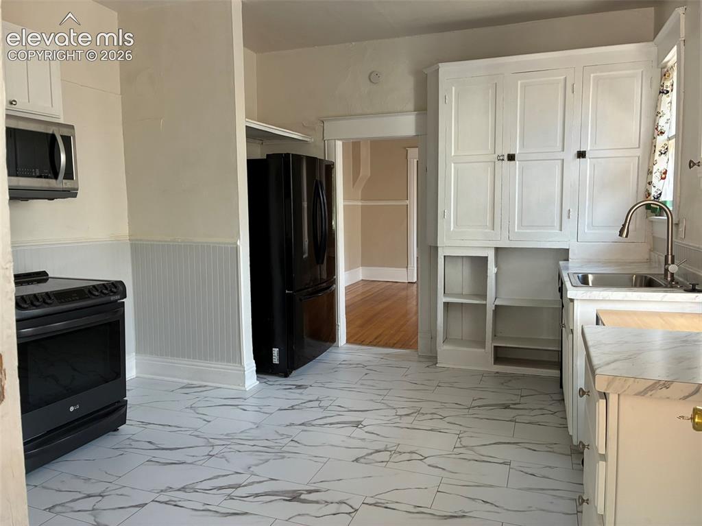 Image 9 of 26: Kitchen