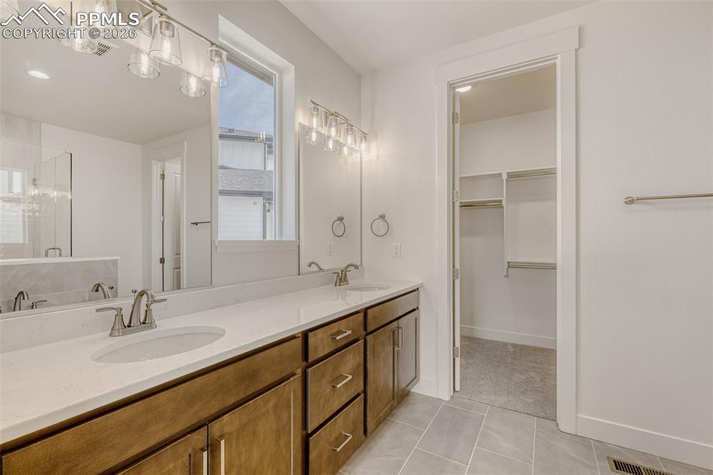 Image 15 of 27: Bathroom