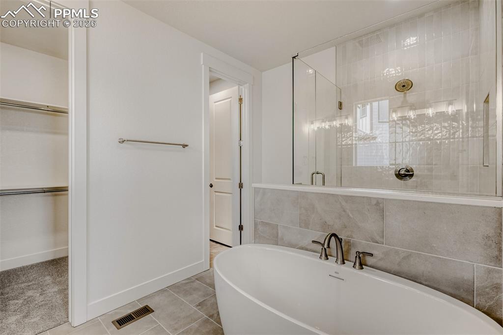 Image 16 of 27: Bathroom