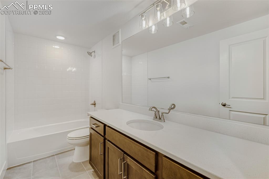 Image 22 of 27: Bathroom